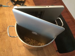 laptop in pan met rijst